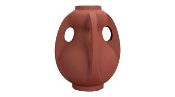 Vooraanzicht van de Thiago vaas van Dutchbone in terracotta, met opvallende organische vormen en ronde openingen aan de zijkanten.