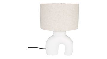 Vooraanzicht van Tafellamp Bibi met een beige lampenkap en witte poot met een boog 