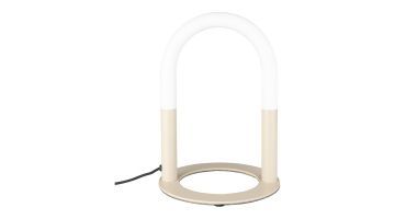 Arch tafellamp van Zuiver, beige met witte verlichting, vrijstaand gefotografeerd.