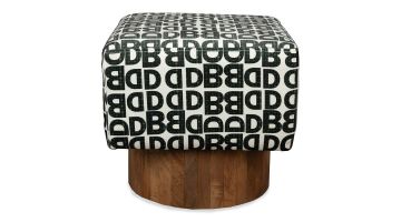 Vierkante Dutchbone Monogram poef met zwart-witte letterprint en houten basis.