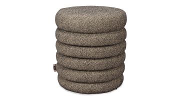 Ronde poef Fern bekleed met gemêleerde bouclé stof in neutrale tinten.