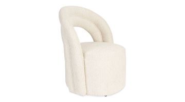 Zijkant van de fauteuil Seina met een gebogen rugleuning en zachte bouclé stof.