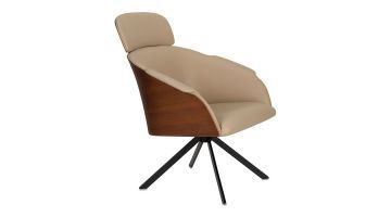 Fauteuil Frie van Zuiver met een beige bekleding op de voorkant en een notenhouten rug. Perspectief vooraanzicht.