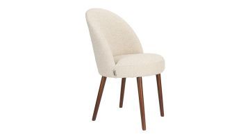 zijaanzicht van de Dutchbone Barbara eetkamerstoel, met een gebogen rugleuning en beige bouclé-stoffering op houten poten.