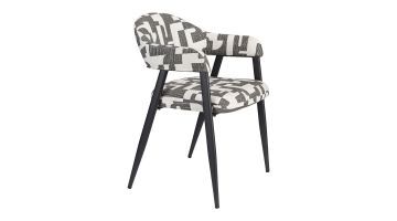 schuinaanzicht van de Dutchbone Miyo eetkamerstoel met een grafische zwart-witte bekleding en een matzwart, metalen onderstel.