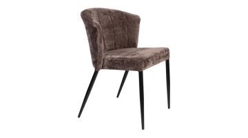 Zijkant van de paarse eetkamerstoel Georgia van Dutchbone, met een fluwelen stof en slanke zwarte poten.