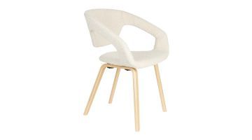 Eetkamerstoel Flexback van Zuiver in driekwart aanzicht, met beige bouclé bekleding en licht houten poten.