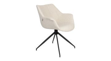 Eetkamerstoel Doulton Swivel van Zuiver in driekwart aanzicht, met naturel boucle bekleding en draaibaar zwart onderstel.