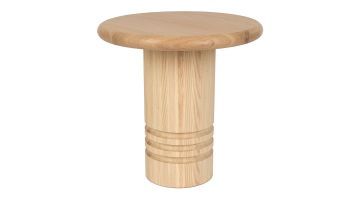 Bijzettafel Chunk van Dutchbone met een massief houten ontwerp en ronde vormen, vooraanzicht.