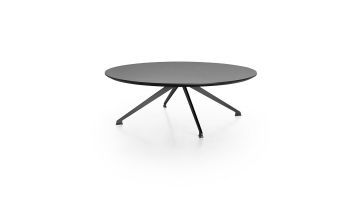 Een ronde, zwarte salontafel met een slank, modern ontwerp. De tafel heeft een glad tafelblad en staat op een metalen onderstel met vier schuingeplaatste poten die naar buiten wijzen.