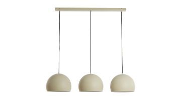 Hanglamp Ironia met drie beige bolvormige kappen en zwarte snoeren, bevestigd aan een rechte plafondbalk.