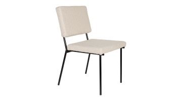 Zijaanzicht van de beige Fellow stoel van Zuiver, met zwarte metalen poten en een stoffen zitting.