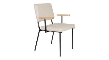 Fellow stoel van Zuiver met beige zitting, rugleuning en armleuningen op een zwart metalen frame.