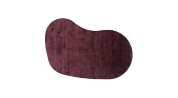 Trendhopper vloerkleed Cowan in aubergine met organische vorm en zachte gemêleerde structuur op witte achtergrond