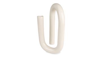 Een elegante, gebogen kandelaar in glanzend wit, ontworpen om één kaars vast te houden.