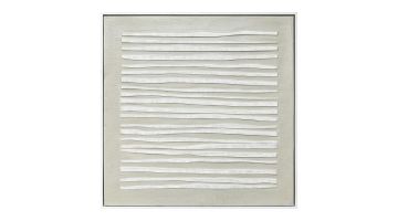 Vierkant wandpaneel Lines met een abstract patroon van horizontale, golvende witte lijnen op een zachte groene achtergrond, omlijst met een dunne witte rand.