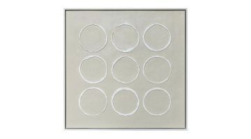 Vierkant wandpaneel Circles van Ter Halle met een minimalistisch ontwerp. Op een zachtgroene achtergrond zijn negen witte cirkels in reliëf aangebracht.