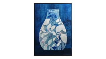 Een kunstwerk met een grote vaasvorm gevuld met witte en blauwe bladeren en bloemen, tegen een diepblauwe achtergrond.