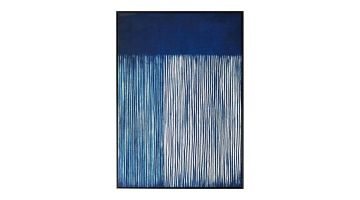 Close-up van wanddecoratie Blue Stripes Glossy 3D, een rechthoekig kunstwerk met blauwe en witte verticale strepen in een zwarte lijst.