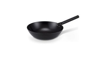 Zwarte Brabantia Patron wokpan (28 cm) met geribbelde binnenkant en aluminium handvat, geschikt voor diverse warmtebronnen.