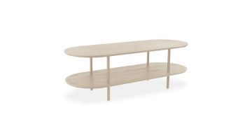 Salontafel Fenna met een ovaal ontwerp, vervaardigd uit hout in een lichte zandkleur, met twee niveaus voor extra opbergruimte.