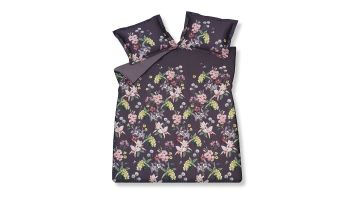 Het Olive dekbedovertrek van Vandyck toont een levendig patroon van bloemen in roze, paars, bordeaux en geel op een donkerpaarse achtergrond.