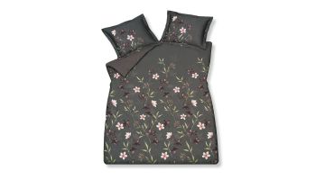 Het Mystery multi dekbedovertrek van Vandyck is een blikvanger met roze en bordeaux bloemen, takjes en bessen op een stijlvolle off-black achtergrond.