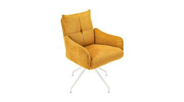 Skagen Studio eetkamerstoel Riis met armleuningen in mosterdgele stof en wit metalen onderstel, schuin van voren weergegeven.