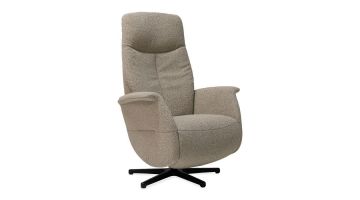 Beige relaxfauteuil met zachte stofbekleding, driekwart zijaanzicht, op zwarte stervormige draaivoet.