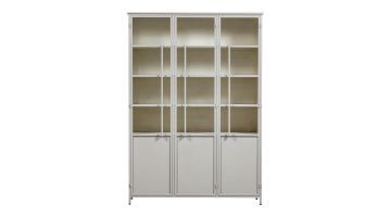 zandkleurige WOOOD vitrinekast Exhibit met drie deuren, stijlvolle glazen kast met veel opbergruimte.