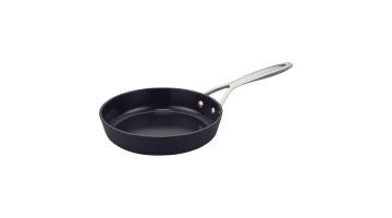 Brabantia Zenn Koekenpan van 20 cm, gemaakt van gerecycled aluminium met een roestvrijstalen steel, zijaanzicht.