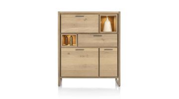 Highboard Nystead van Henders & Hazel in natuurlijke eiken kleur met ledverlichting en metalen grepen, gesloten.