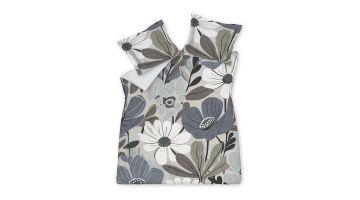 Het Blue Lagoon dekbedovertrek inclusief 2 slopen  van Vandyck toont grote bloemen in blauw, bruin en wit op een lichte achtergrond.