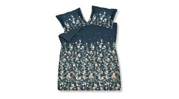 Het Dark Midnight blue ink dekbedovertrek met 2 slopen van Vandyck is versierd met lichtoranje en witte bloemen op een diep donkerblauwe achtergrond.