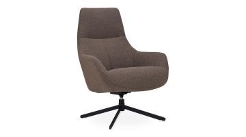 Elegante draaifauteuil in bruin-grijze bouclé stof met ronde vormen en een zwarte metalen 4-teens draaipoot, zijaanzicht.