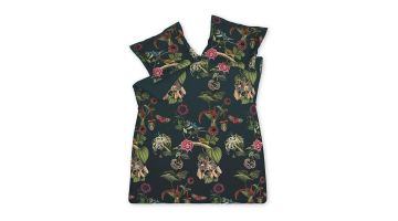 Het Tropical Dream dekbedovertrek van Vandyck toont een levendig patroon van bloemen, knoppen, bladeren, vlinders en vogels.