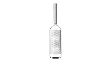 Brabantia grove rasp met ergonomische handgreep en groot raspoppervlak, gemaakt van roestvrij staal.