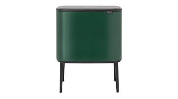 Groen Brabantia Touch Bin met moderne uitstraling, 36 liter inhoud, op zwarte poten, met gesloten deksel.