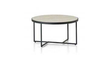 Montèl Salontafel Luna heeft een rond beige blad met een zwart metalen rand en vier smalle zwarte poten die onderaan gekruist samenkomen.