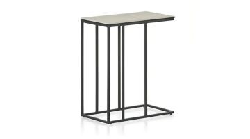 zijkant overschuiftafel Montèl Mura is een strakke, vierkante, minimalistische tafel met slanke, zwart metalen poten en een beigekleurig blad.