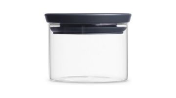 Transparante glazen voorraadbus van Brabantia met een zwarte siliconen deksel, geschikt voor het overzichtelijk bewaren van keukenvoorraden.