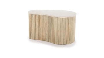 Salontafel Kira van Eleonora, gemaakt van mangohout met een beige marmeren blad, met een organische en moderne vormgeving.