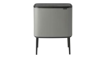 Brabantia Bo Touch Bin 36L in betongrijs, strak en modern design, frontaal weergegeven op verhoogde poten.