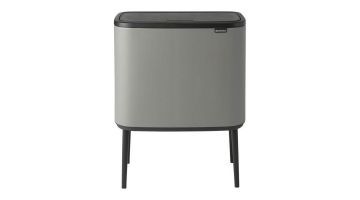 De Brabantia Bo Touch Bin 23 + 11L in betongrijs, stijlvol geplaatst in een lichte en moderne keuken.