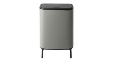 Vooraanzicht van de Brabantia Bo Touch Bin Hi in de kleur betonlook, met soft-touch opening en vier elegante poten.