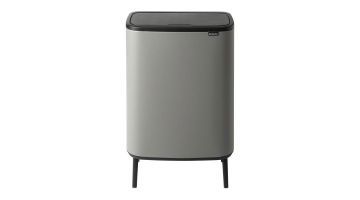 Vooraanzicht van de Brabantia Bo Touch Bin Hi 2 x 30L in betonlook, met een elegant en ruimtebesparend design.