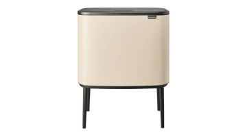  Voorzijde van de beige Brabantia Bo Touch Bin met een elegant soft-touch deksel en slank design.