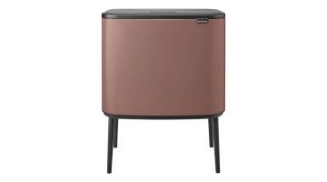 Brabantia Bo Touch Bin afvalemmer 11 + 23 liter in Satin Taupe, gesloten en vrijstaand op zwarte poten tegen een witte achtergrond