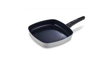 Brabantia Indu+ grillpan 26 cm lichtgrijs met vierkante vorm, zwarte grillribbels en stevige handgreep, gefotografeerd schuin van boven.