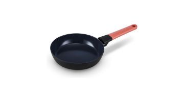 Brabantia Tasty+ koekenpan met een diameter van 20 cm, gemaakt van zwart gerecycled aluminium met een rood handvat.